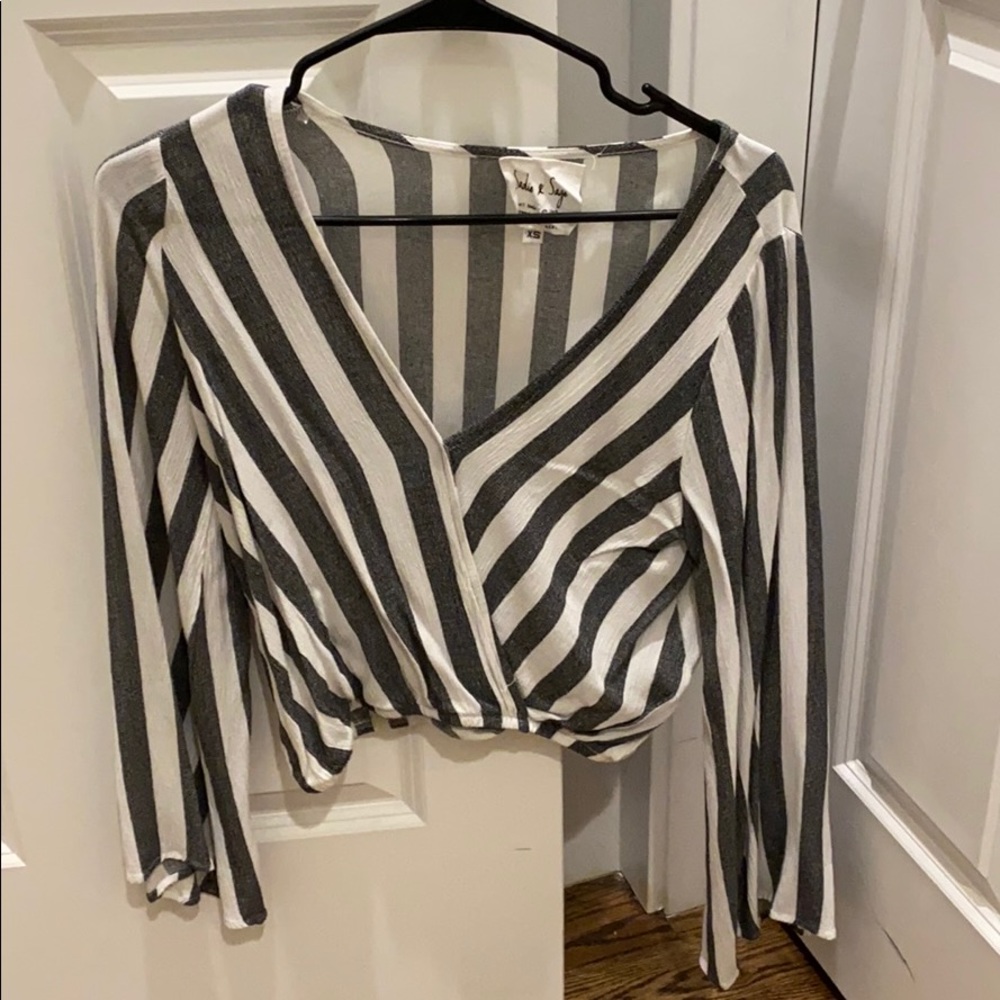 Black and white long sleeve crop top